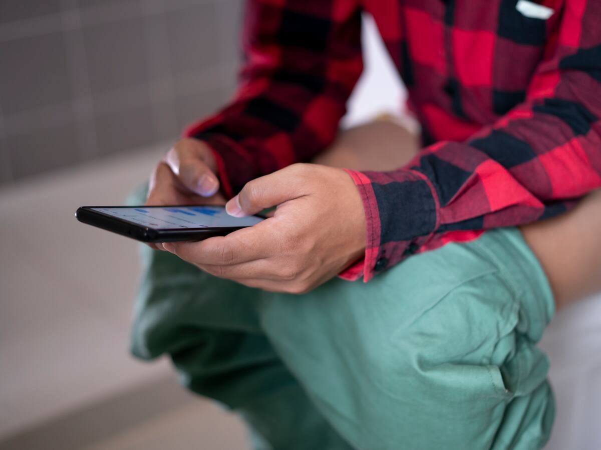 Este hábito común con el celular en el baño podría causarte un problema de salud muy incómodo
