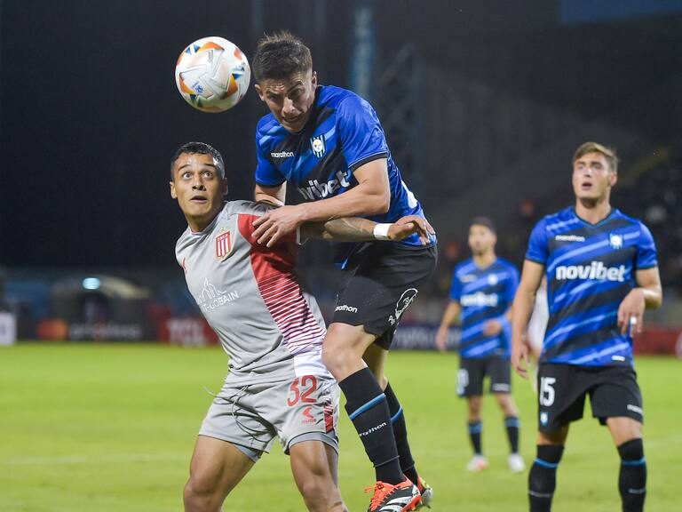 Tiago Palacios en un partido contra Huachipato por Copa Libertadores