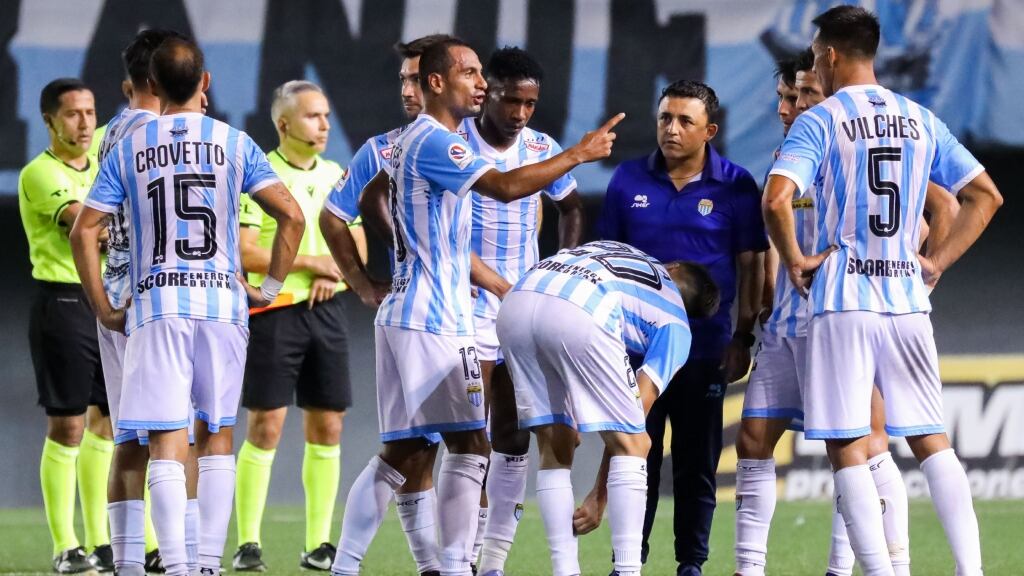 Evópoli pide disculpas a Magallanes por usar su escudo en campaña: "No pretendimos asociarlos a una tendencia política"