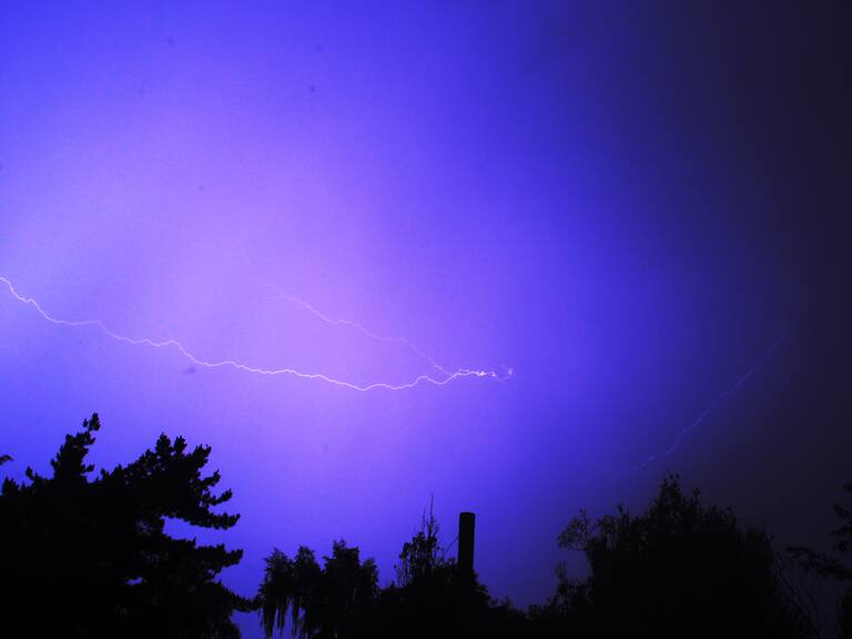 Meteorología emite aviso por tormentas eléctricas en tres regiones de Chile: revisa cuándo llegan