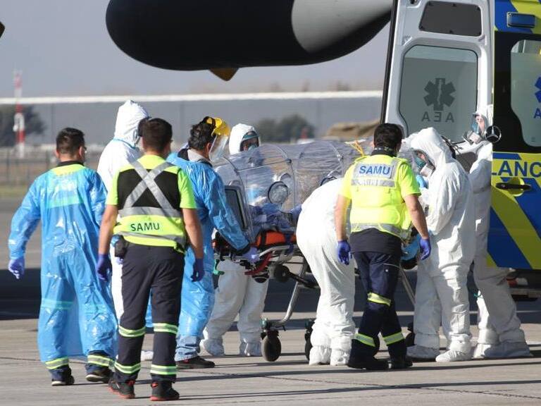 Tres pacientes con Covid-19 fueron trasladados desde Santiago hacia Concepción