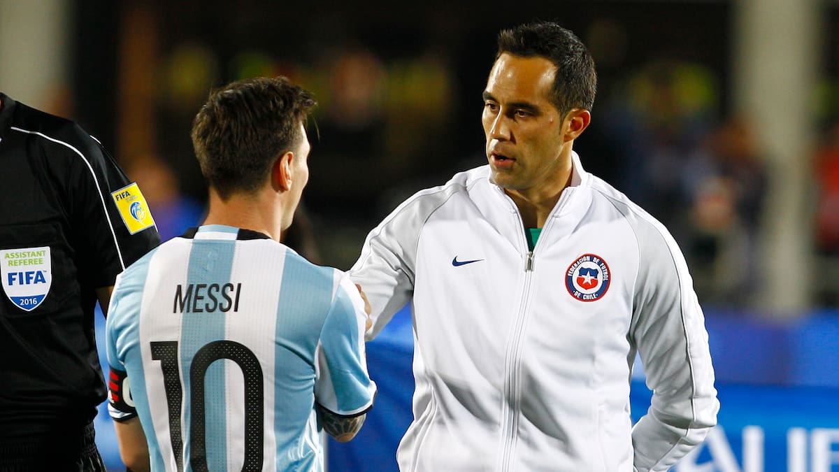 Claudio Bravo recuerda el primer retiro de Messi de la selección Argentina: “Es el mejor jugador de la historia de este deporte y me lo encontré...”