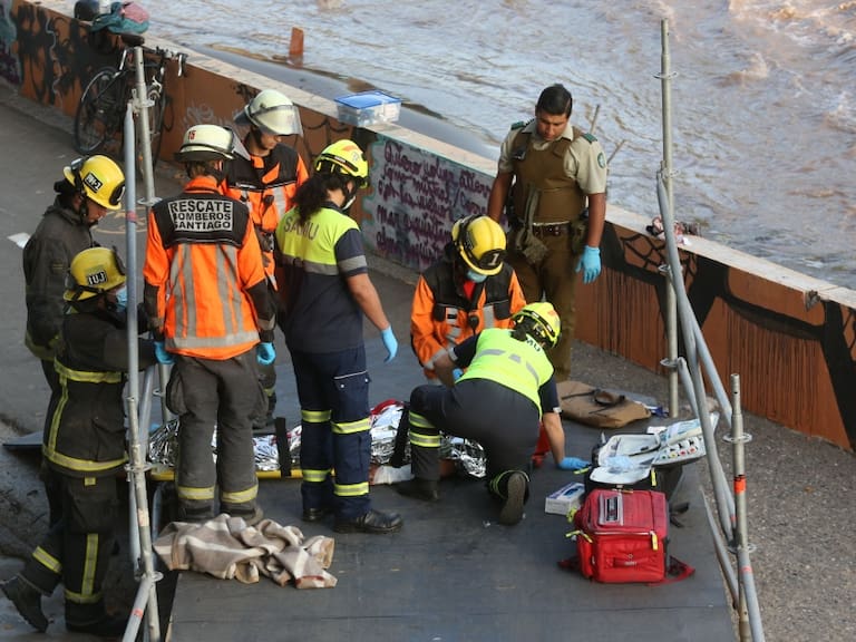 Víctima de asalto en Santiago fue traslado a la exPosta Central tras ser lanzado a la ribera del río Mapocho