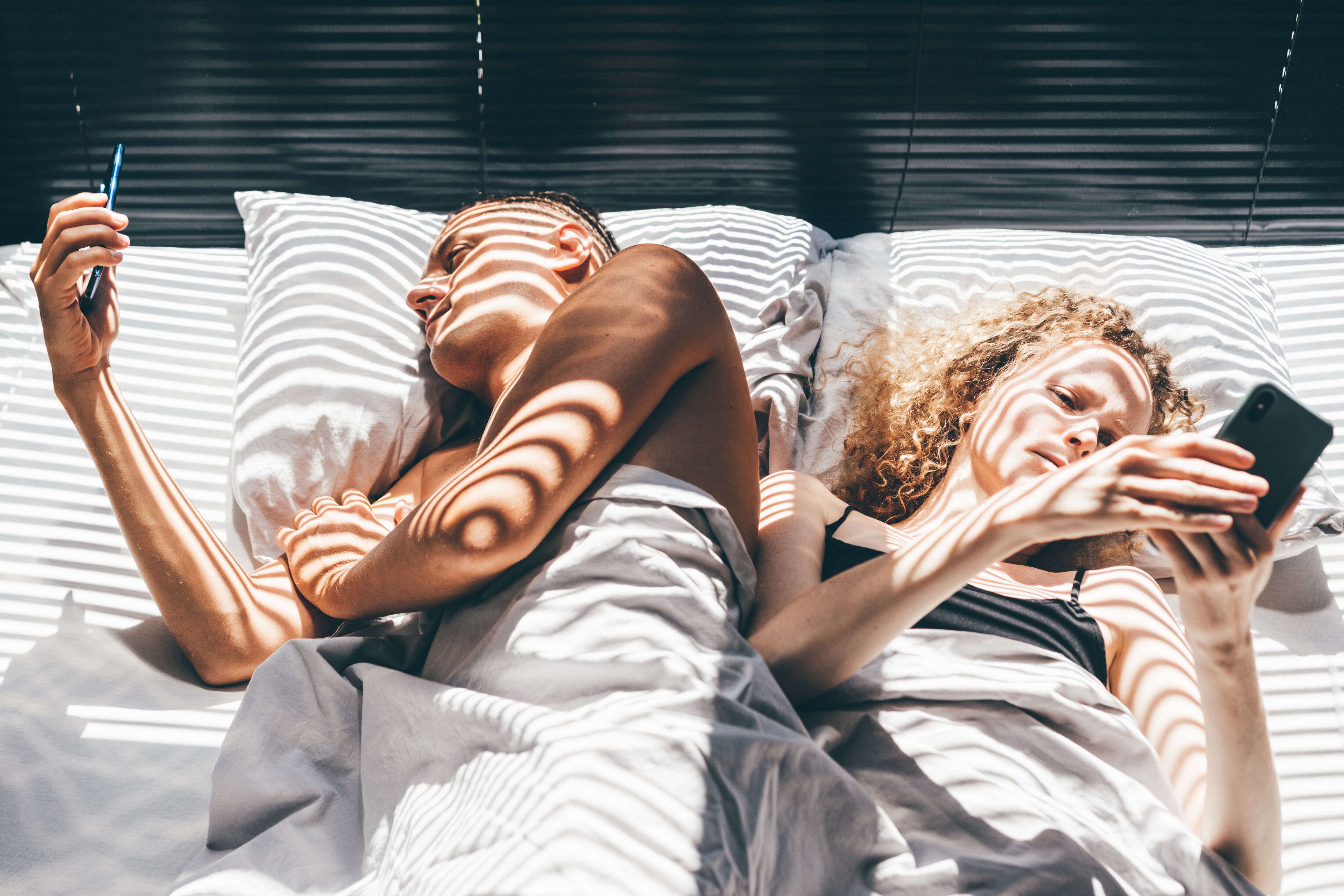 Estudio revela que 1 de cada 10 adultos elige revisar el celular antes que tener relaciones sexuales