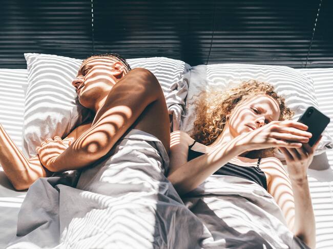 Estudio revela que 1 de cada 10 adultos elige revisar el celular antes que tener relaciones sexuales
