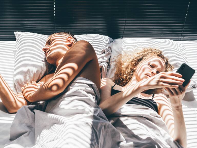 Estudio revela que 1 de cada 10 adultos elige revisar el celular antes que tener relaciones sexuales