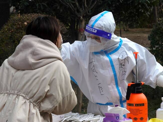 Trabajadores de la salud realizan test del covid-19 en la ciudad china de Xian