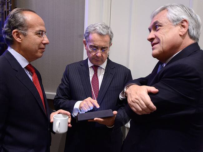 Una cita entre los exmandatarios Álvaro Uribe y Felipe Calderón, junto al actual gobernante Sebastián Piñera