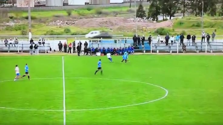 Pelota sale del estadio, termina en plena carretera y desata una insólita escena: ya es viral en redes