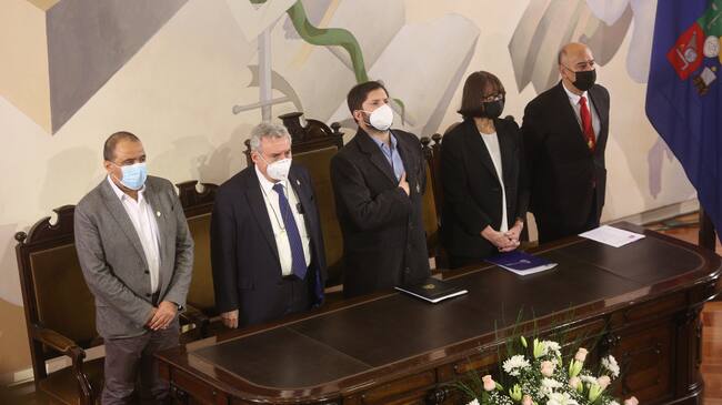 El Presidente Gabriel Boric encabezó la ceremonia de Cambio de Rectoría de la Universidad de Chile. Ennio Vivaldi dejó su cargo para entregárselo a la profesora Rosa Devés Alessandri.