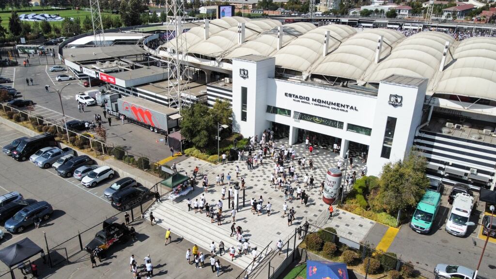 Buses de la U son apedreados en el ingreso del plantel y directivos al estadio Monumental