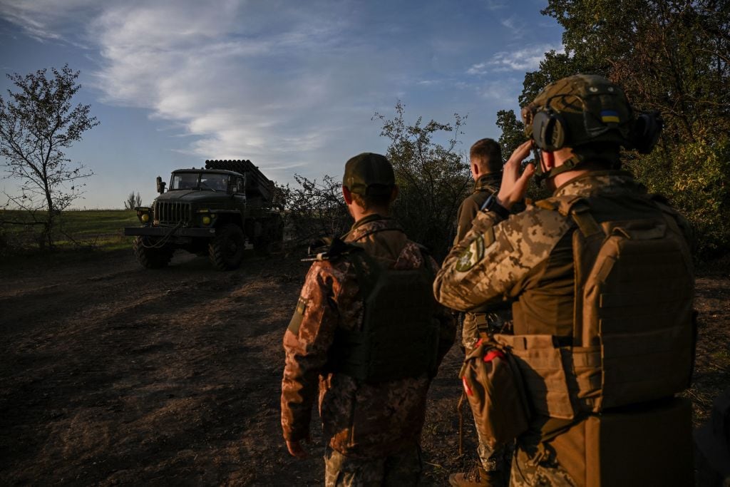 Soldados de Ucrania preparan un lanza misiles BM-21 en la zona este