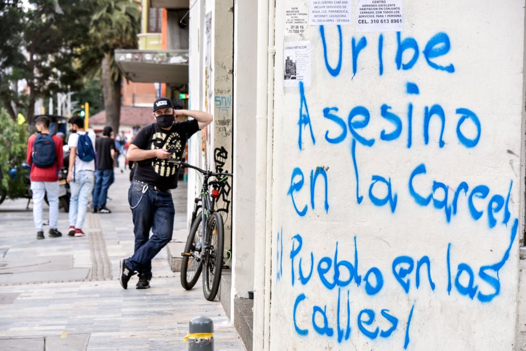 Rayado contra el expresidente colombiano Álvaro Uribe en Bogotá