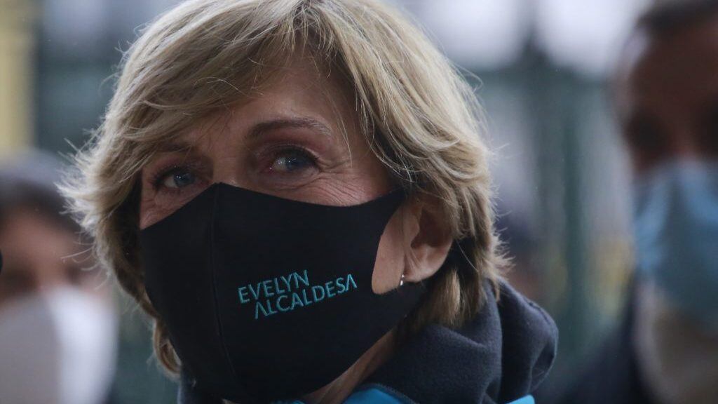 24 DE JUNIO DE 2021/SANTIAGOLa subsecretaria de Prevención del Delito, Katherine Martorell, junto a la alcaldesa de Providencia, Evelyn Matthei Fornet; el alcalde de Santiago, Felipe Alessandri Vergara; y el alcalde de Estación Central, Miguel Abdo Ara, presentan los vehículos del Proyecto Eje Alameda - Providencia que recorrerán las comunas de Estación Central, Santiago y Providencia, desde Avenida Las Rejas hasta Avenida Tobalaba, teniendo como objetivo primordial circular e intervenir comunitariamente más allá de los límites administrativos de cada municipio, garantizando la seguridad de residentes, comerciantes y las más de 3 millones de personas que se desplaza por dichas comunas, visualizando el eje como un todo.
FOTO: KARIN POZO/AGENCIAUNO