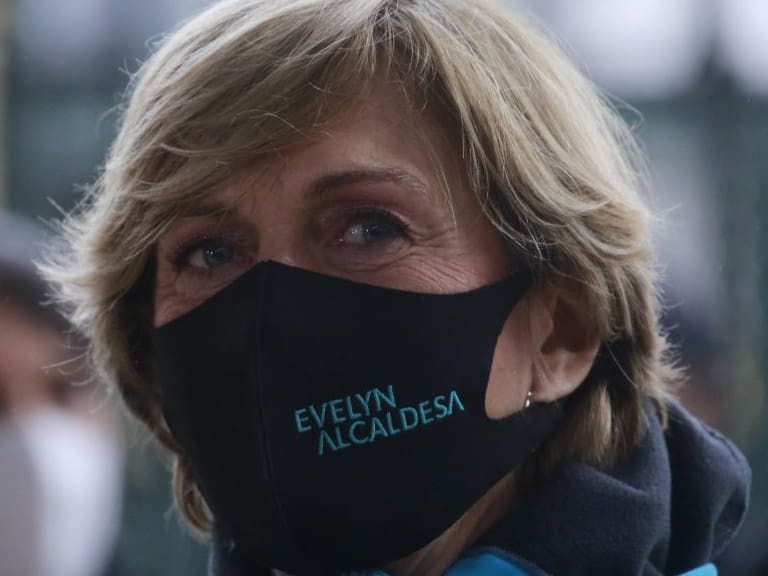 24 DE JUNIO DE 2021/SANTIAGOLa subsecretaria de Prevención del Delito, Katherine Martorell, junto a la alcaldesa de Providencia, Evelyn Matthei Fornet; el alcalde de Santiago, Felipe Alessandri Vergara; y el alcalde de Estación Central, Miguel Abdo Ara, presentan los vehículos del Proyecto Eje Alameda - Providencia que recorrerán las comunas de Estación Central, Santiago y Providencia, desde Avenida Las Rejas hasta Avenida Tobalaba, teniendo como objetivo primordial circular e intervenir comunitariamente más allá de los límites administrativos de cada municipio, garantizando la seguridad de residentes, comerciantes y las más de 3 millones de personas que se desplaza por dichas comunas, visualizando el eje como un todo.
FOTO: KARIN POZO/AGENCIAUNO