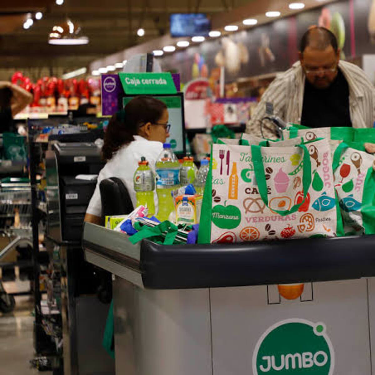 ¿Volvieron los empaquetadores? Tradicional oficio regresa a los supermercados, pero con un particular cambio