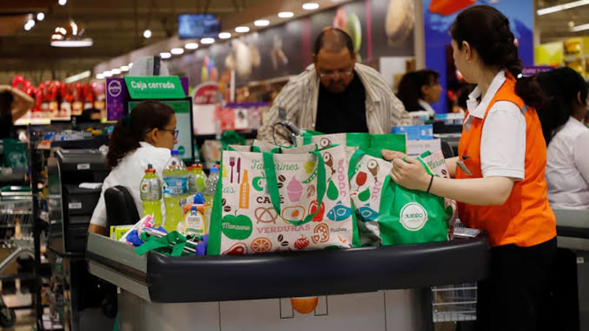 ¿Volvieron los empaquetadores? Tradicional oficio regresa a los supermercados, pero con un particular cambio