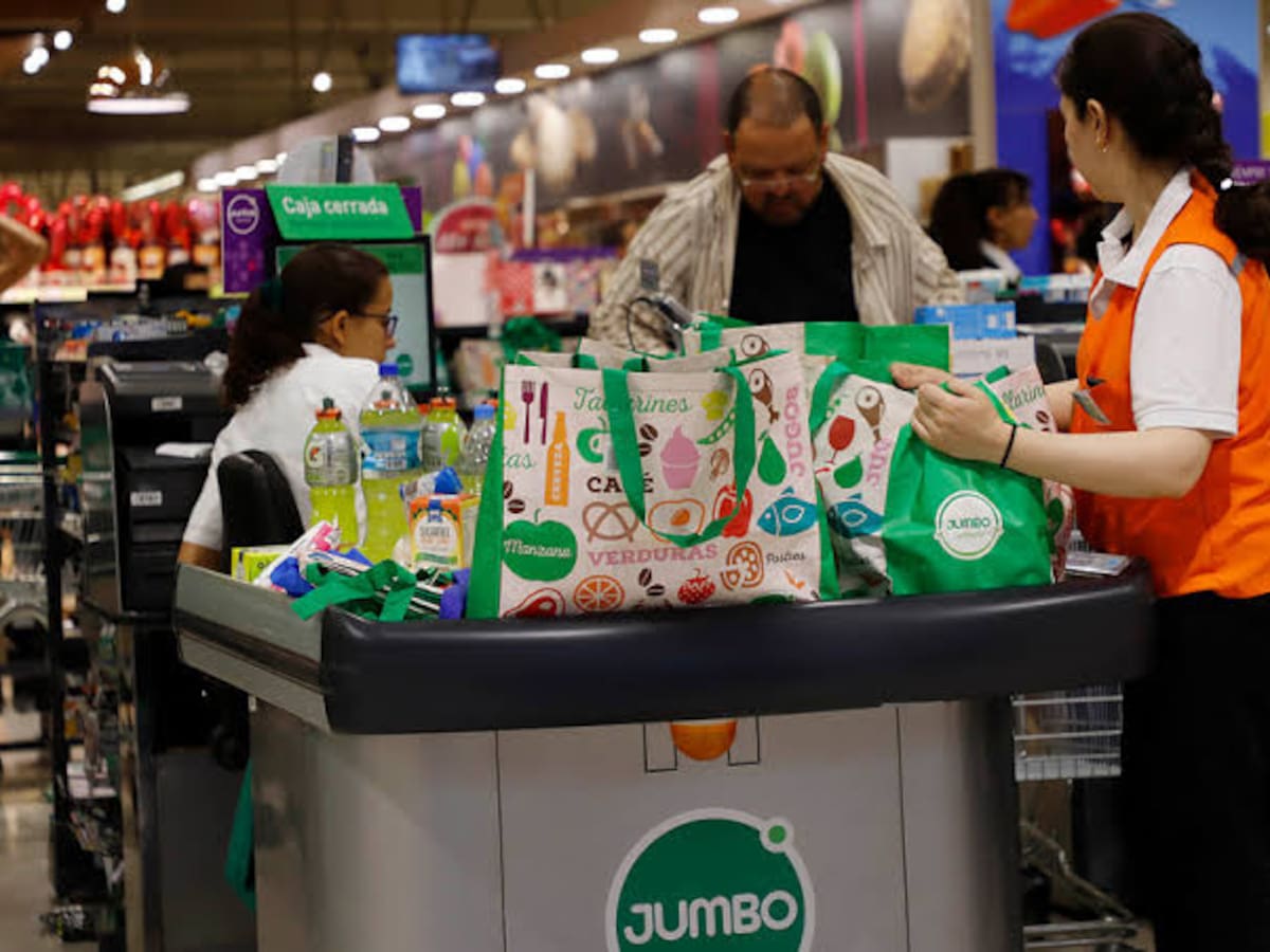 ¿Volvieron los empaquetadores? Tradicional oficio regresa a los supermercados, pero con un particular cambio
