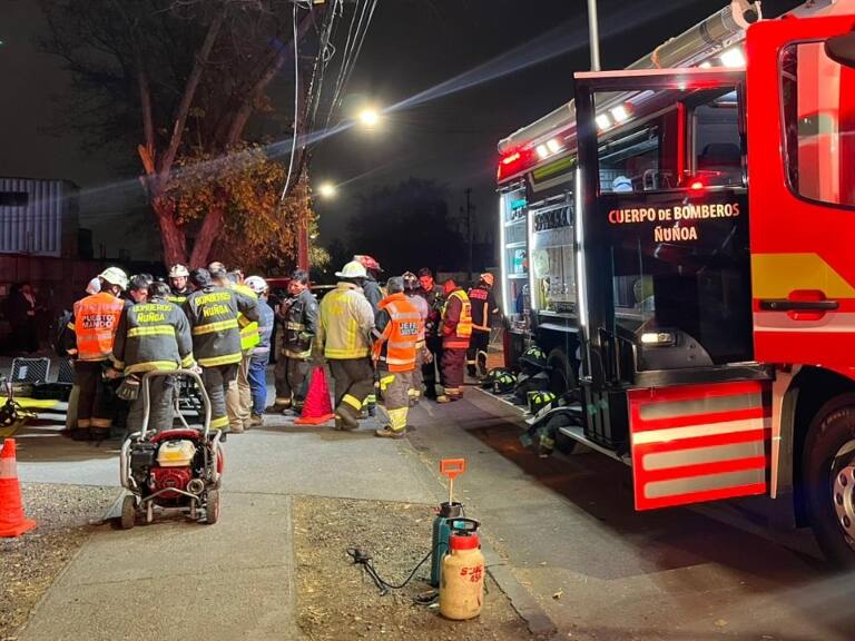 Bomberos realizan procedimiento en La Reina por derrame químico en un laboratorio
