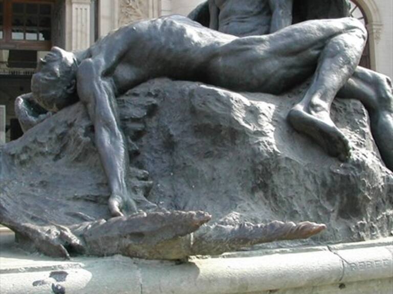 Escultura de Rebeca Matte fue vandalizada a horas de su reposición