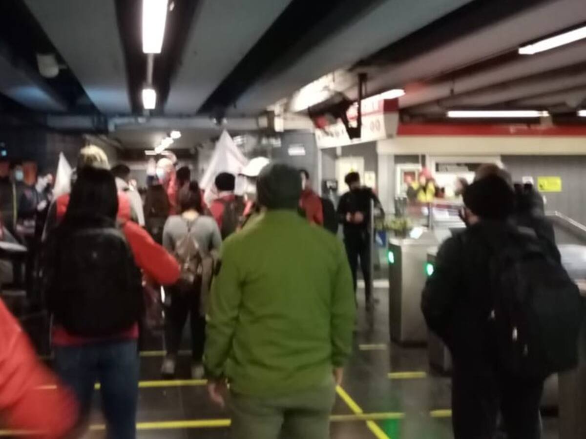 Trabajadores del Metro de Santiago protestaron en Estación Las Rejas dejando que pasajeros pasaran al andén sin pagar