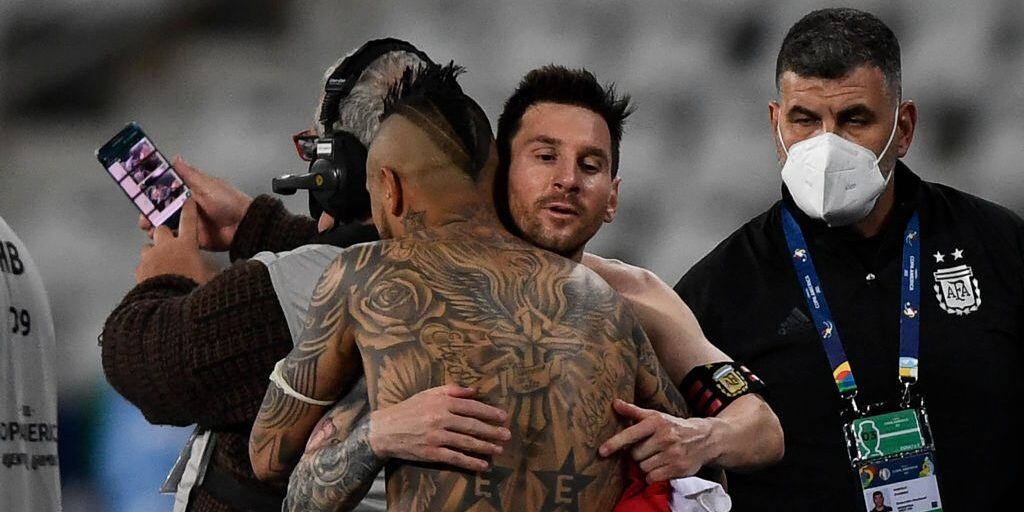 TOPSHOT - Argentina's Lionel Messi (R) and Chile's Arturo Vidal greet each after tying 1-1 in their Conmebol Copa America 2021 football tournament group phase match at the Nilton Santos Stadium in Rio de Janeiro, Brazil, on June 14, 2021. (Photo by MAURO PIMENTEL / AFP) (Photo by MAURO PIMENTEL/AFP via Getty Images)