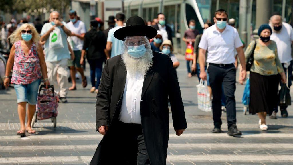 Un judío ortodoxo utiliza mascarilla en Jerusalén