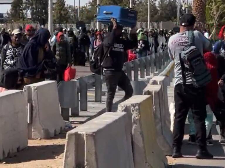 Gobernador de Arica comparte imágenes de migrantes devueltos por Perú y asegura que la situación es de “descontrol absoluto”