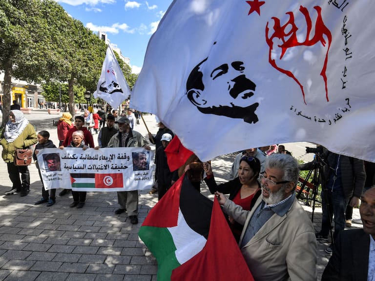 Seguidores del asesinado político opositor Chokri Belaid en las afueras del tribunal que dictaba las sentencias en Túnez.