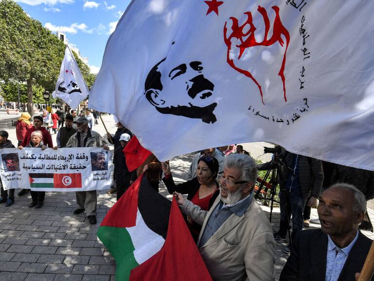 Seguidores del asesinado político opositor Chokri Belaid en las afueras del tribunal que dictaba las sentencias en Túnez.