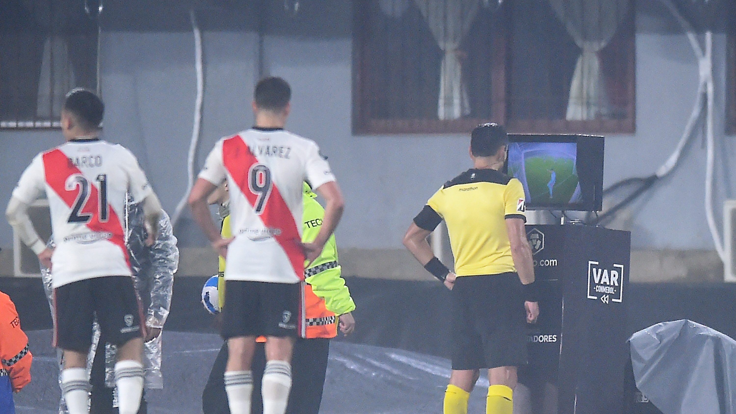 Roberto Tobar y el polémico cobro que eliminó a River de la Libertadores