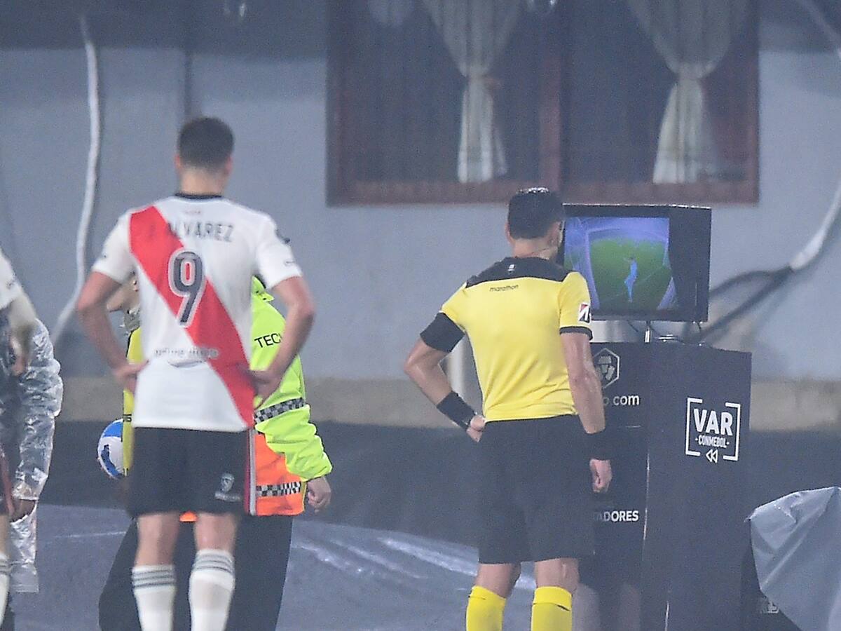 El polémico cobro de Roberto Tobar que borró a River Plate de la Copa Libertadores