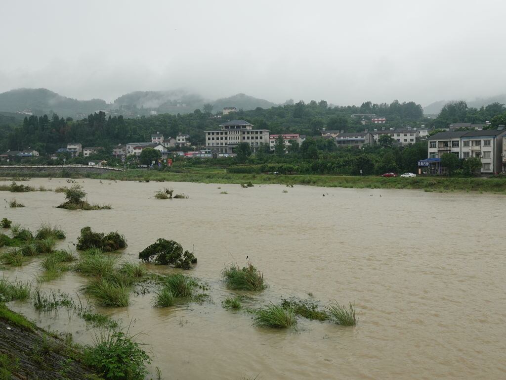 Las lluvias elevan el nivel del río Huangbai a la altura de un puente en China