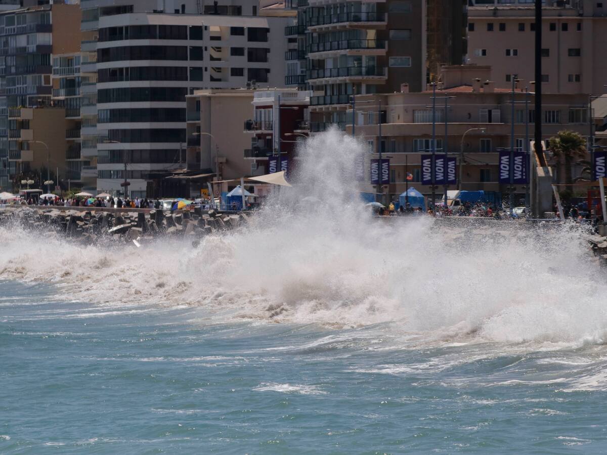 Fuertes marejadas afectan la costa de Viña del Mar: intensidad del fenómeno irá en aumento