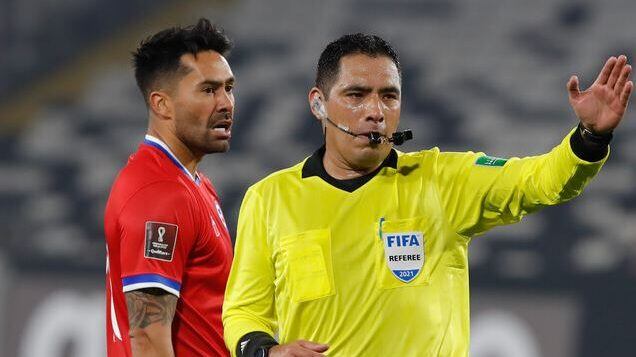 Javier Castrilli cuestionó que no le cobraran el penal a Chile: "El VAR terminó convalidando el daño, ¿para qué está?"
