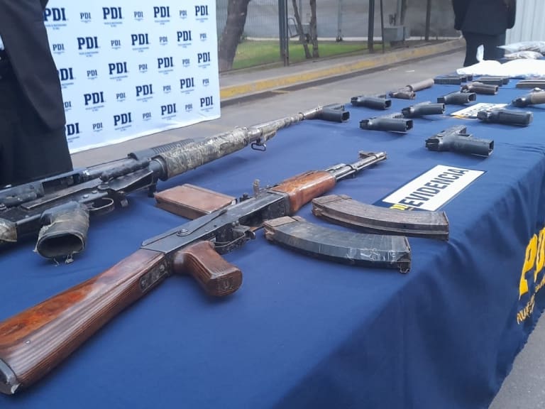 Operación blindados: PDI incautó 15 armas ocultas bajo tierra y detuvo a 4 personas en la Región Metropolitana