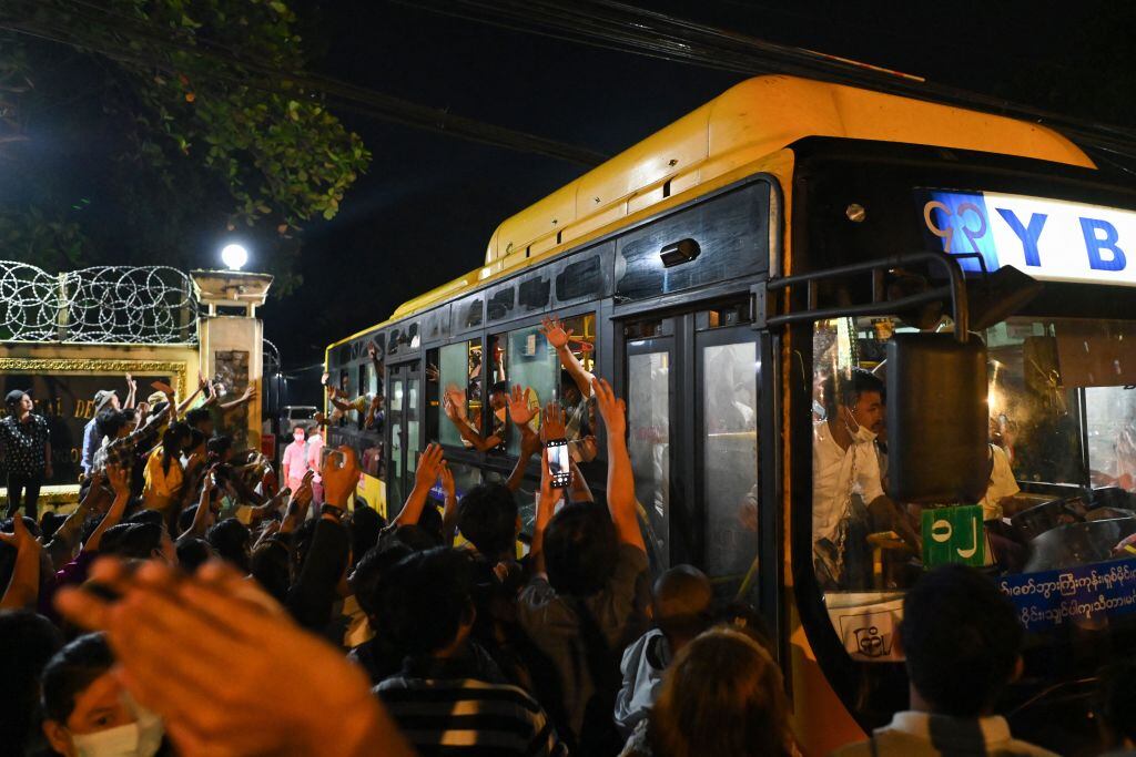 Un bus con prisioneros liberados sale de una cárcel de Myanmar
