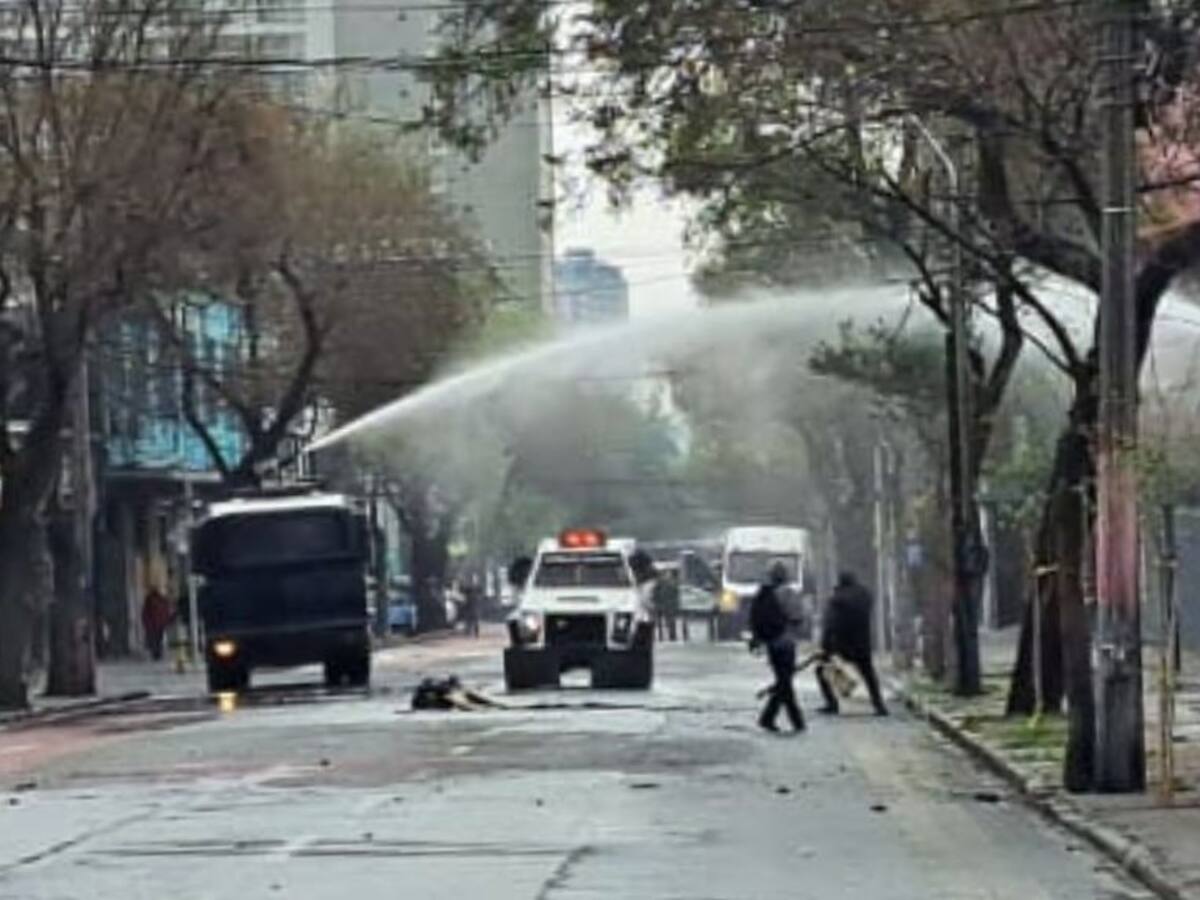 Encapuchados y «overoles blancos» levantan barricadas y lanzan molotov afuera del Liceo Barros Borgoño