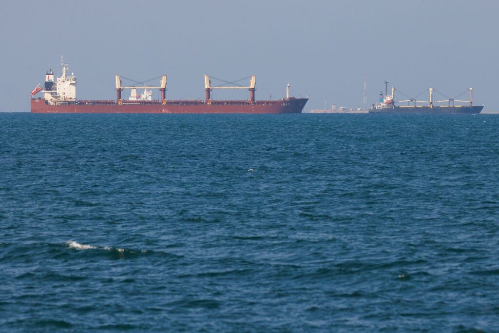 Dos cargueros mercantes avanzan por el Mar Rojo y son vistos desde la costa de Yibuti.