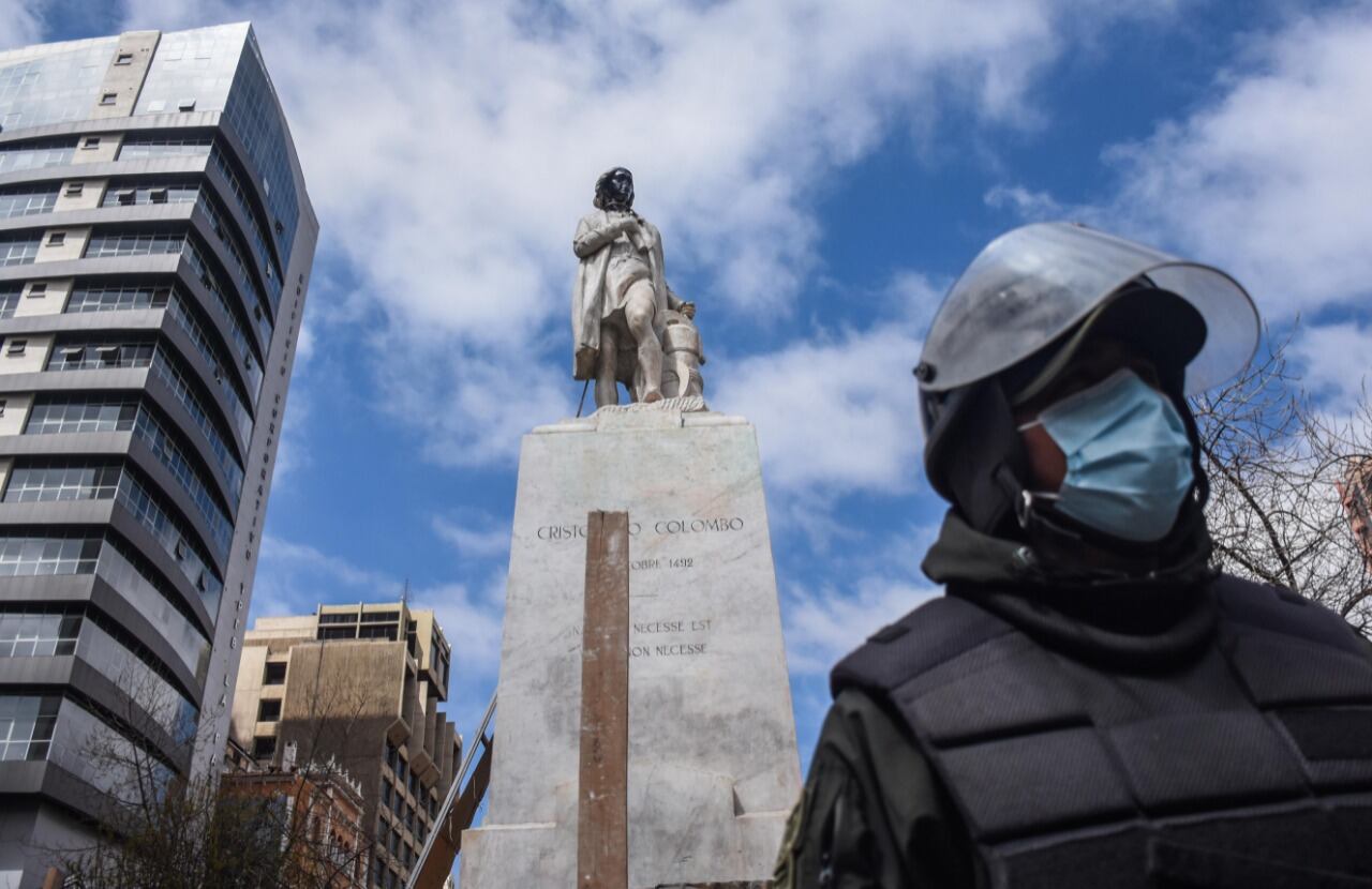 Policía custodia el monumento de Cristóbal Colón en la capital de Bolivia