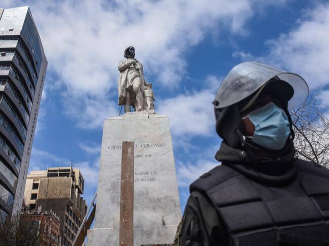 Policía custodia el monumento de Cristóbal Colón en la capital de Bolivia