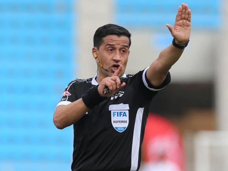 Árbitro Felipe González se va a la B tras polémico arbitraje en el clásico entre Colo Colo y la UC
