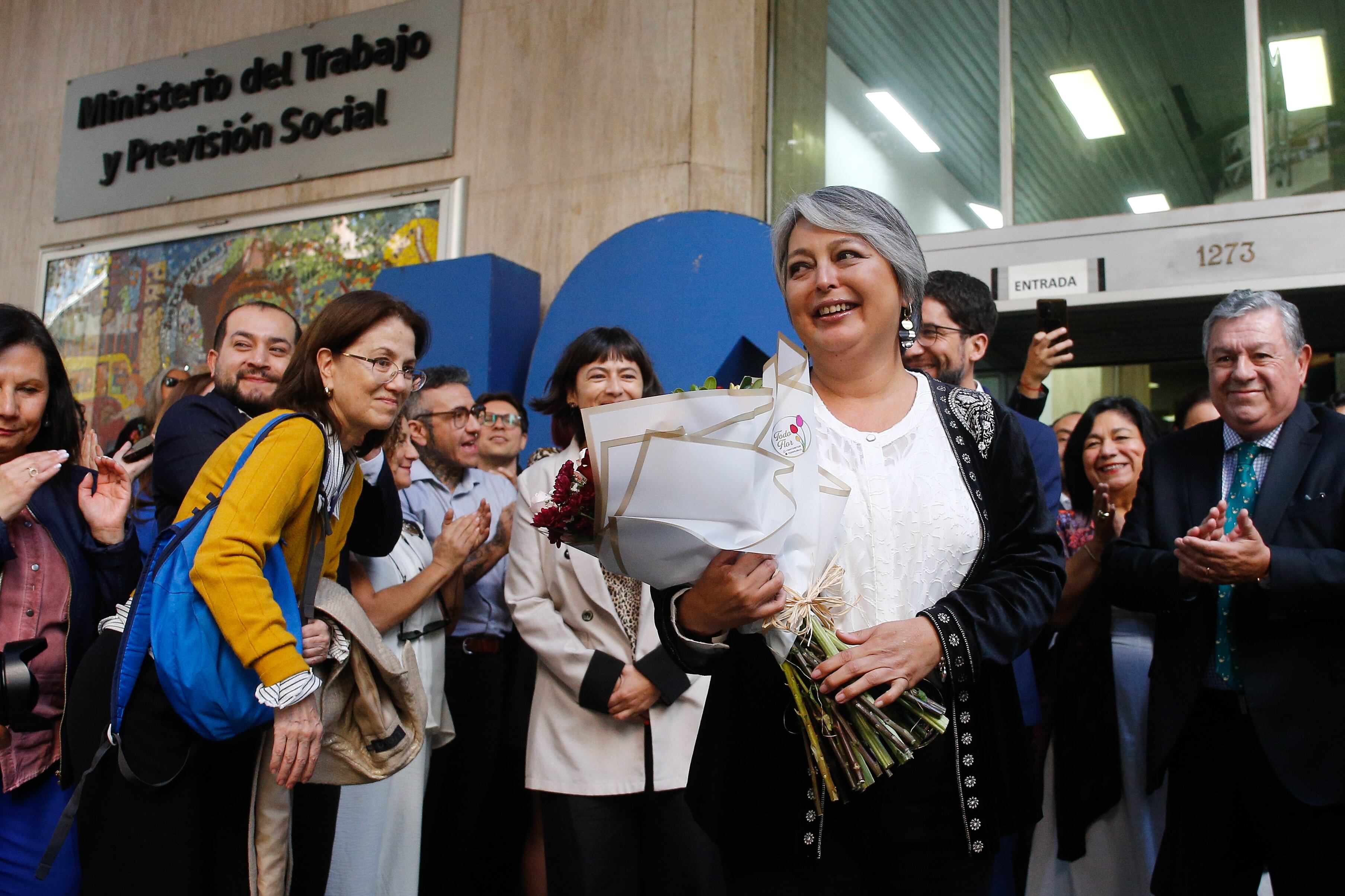 Agencia UNO | La exministra del Trabajo, Jeannette Jara, saliendo del Ministerio del Trabajo y Previsión Social tras renunciar