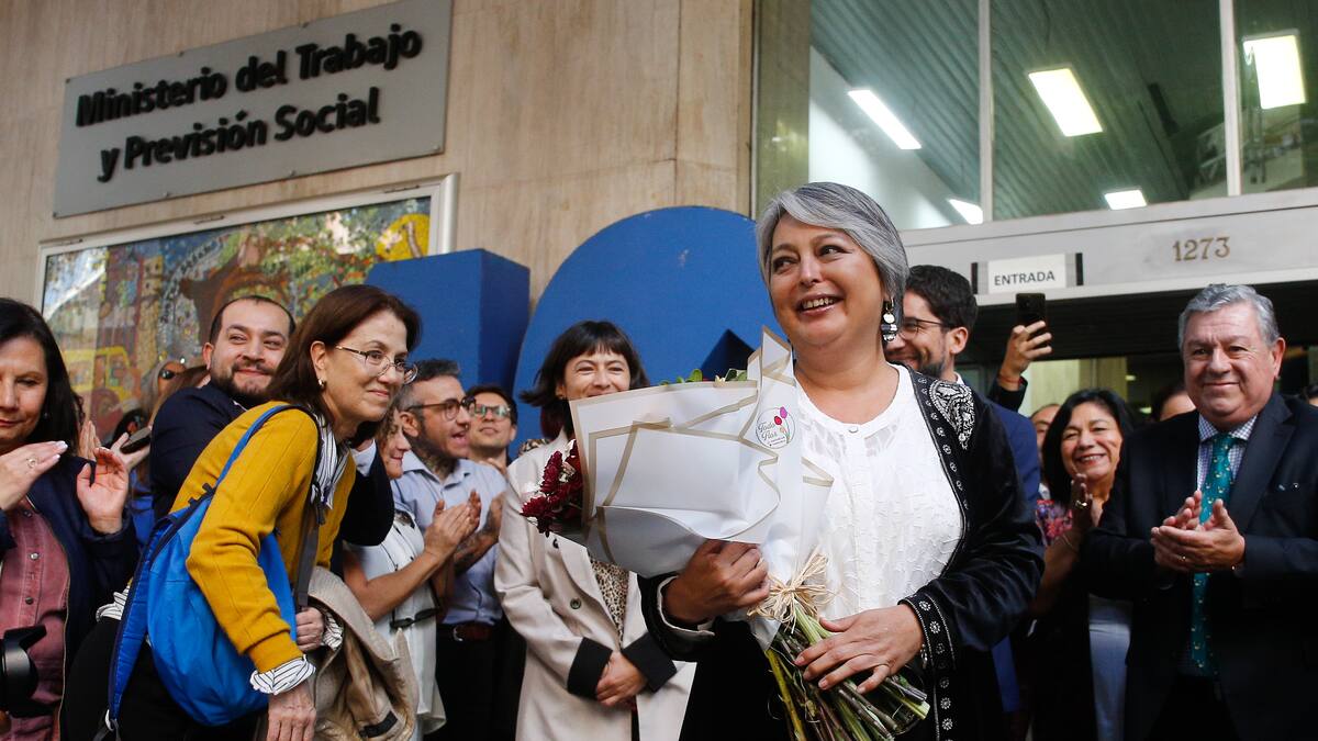 Jeannette Jara es despedida entre aplausos del Ministerio del Trabajo y sincera que rol de candidata le “asusta, pero me gusta”