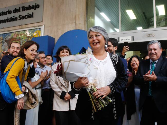Agencia UNO | La exministra del Trabajo, Jeannette Jara, saliendo del Ministerio del Trabajo y Previsión Social tras renunciar