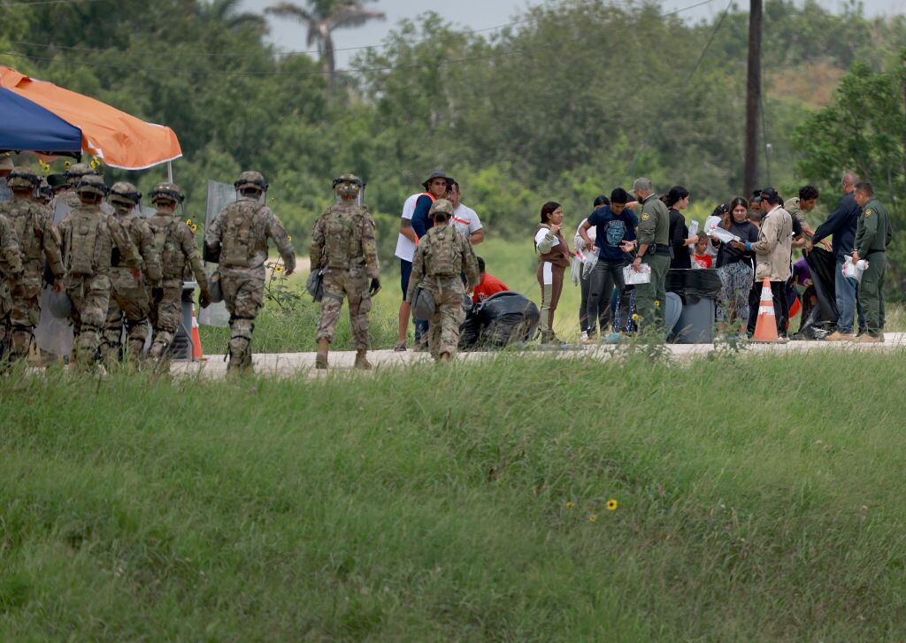 Militares de Estados Unidos llegan a la frontera con México ante arribo de migración