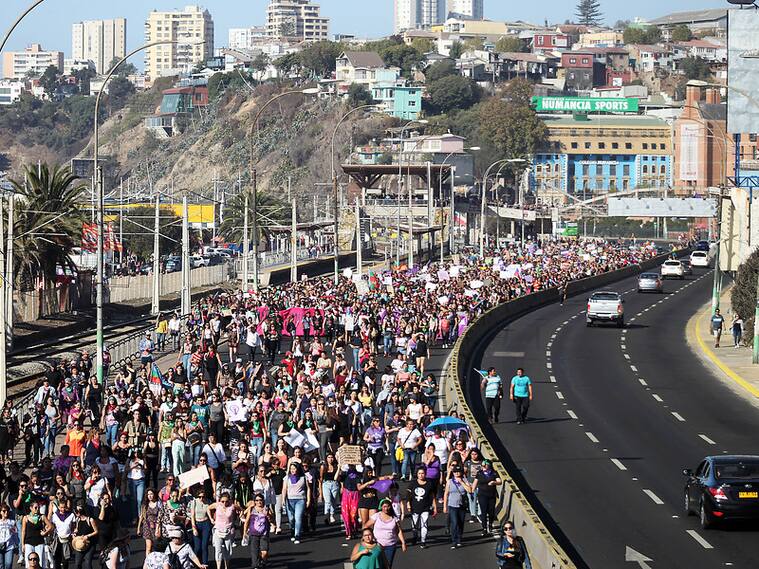 La marcha feminista entre Viña y Valparaíso