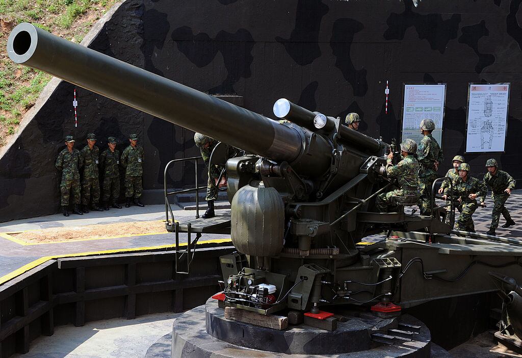 Soldados de Taiwán usan obús M1 de 240 mm howitzer de Estados Unidos