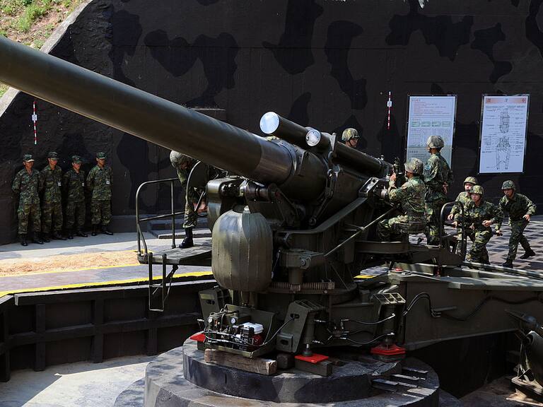 Soldados de Taiwán usan obús M1 de 240 mm howitzer de Estados Unidos