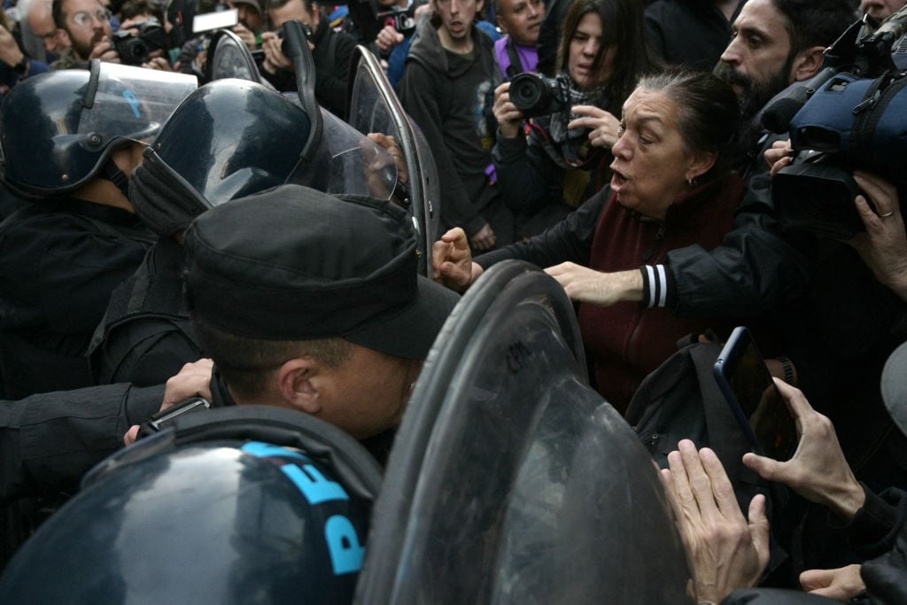 La policía reprime en la ciudad de Buenos Aires una manifestación de jubilados que rechazaban el veto presidencial que impide el aumento de las pensiones.